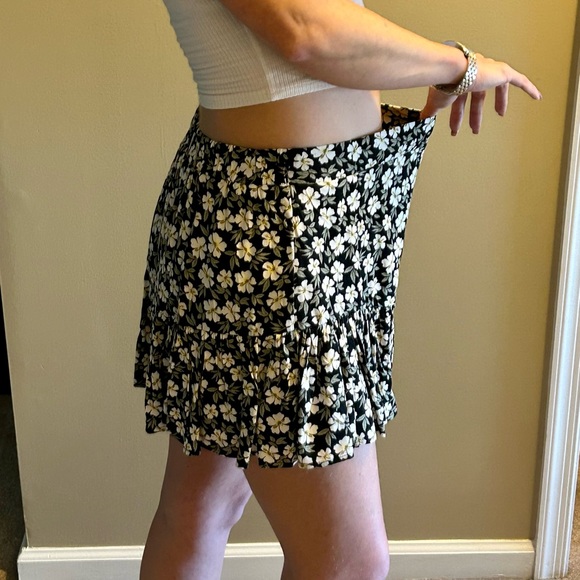 Forever 21 Floral Skirt w/ Built-In Shorts BNWT - Picture 3 of 13